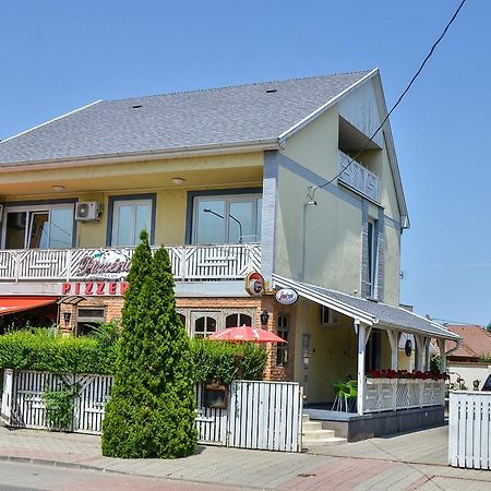Готель Clock Cafe Pizzeria Es Panzio Гайдусобосло Екстер'єр фото