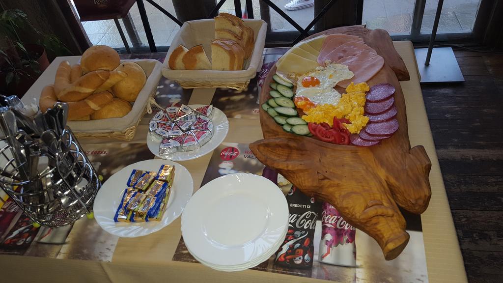 Готель Clock Cafe Pizzeria Es Panzio Гайдусобосло Екстер'єр фото