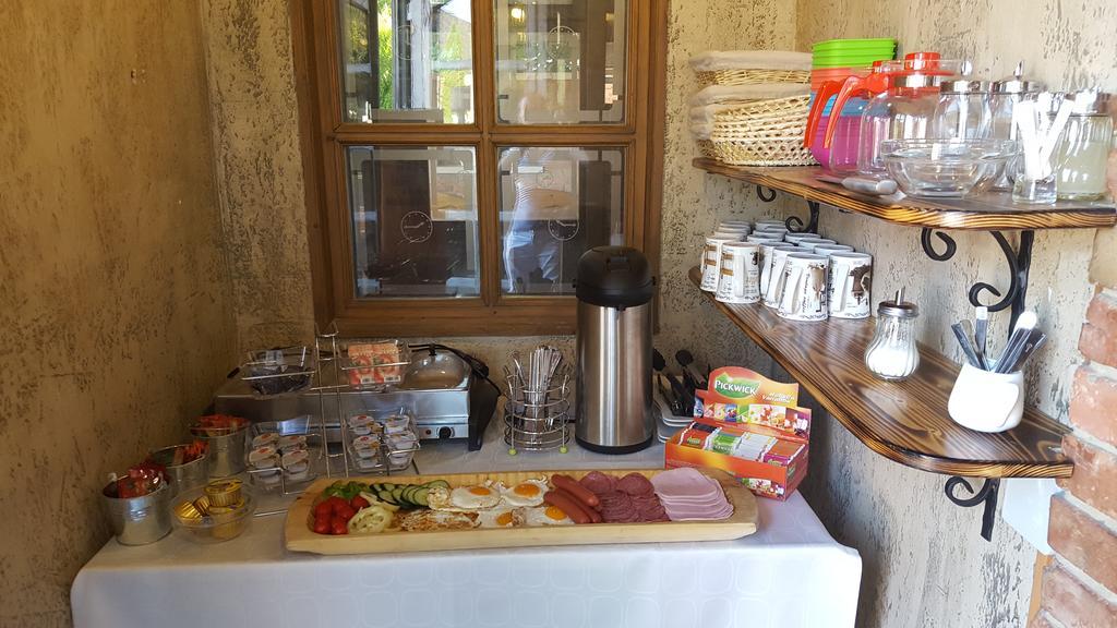 Готель Clock Cafe Pizzeria Es Panzio Гайдусобосло Екстер'єр фото