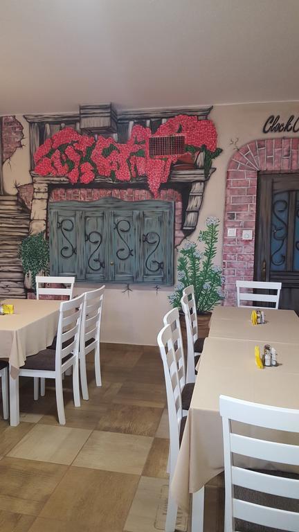 Готель Clock Cafe Pizzeria Es Panzio Гайдусобосло Екстер'єр фото