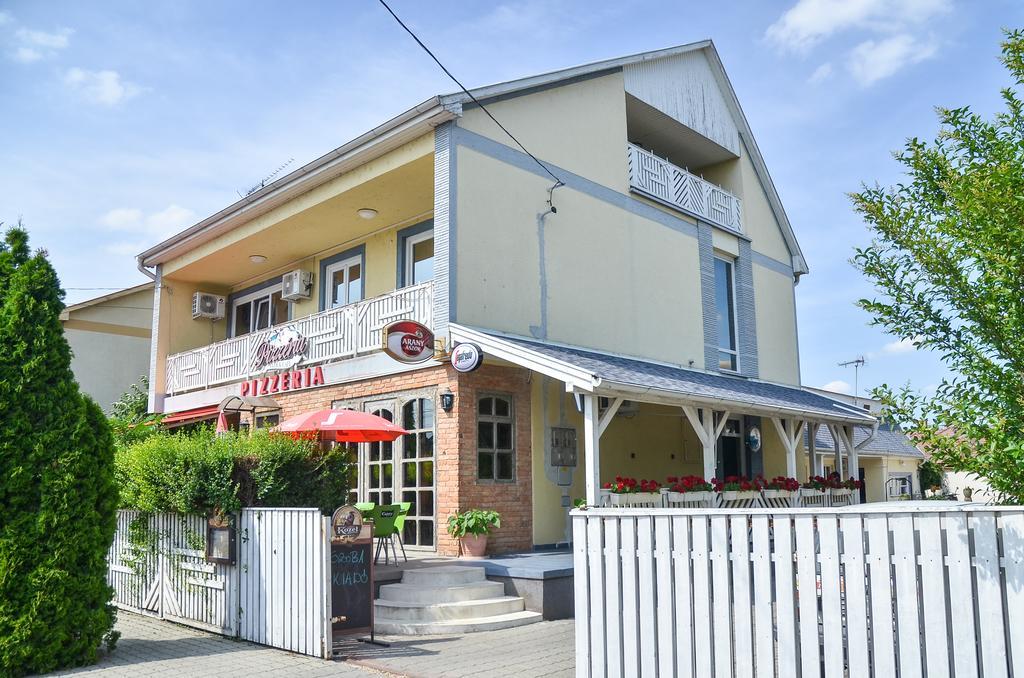 Готель Clock Cafe Pizzeria Es Panzio Гайдусобосло Екстер'єр фото