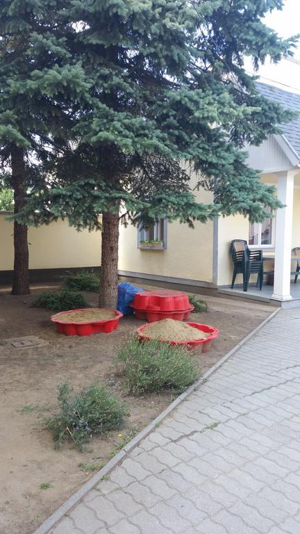 Готель Clock Cafe Pizzeria Es Panzio Гайдусобосло Екстер'єр фото