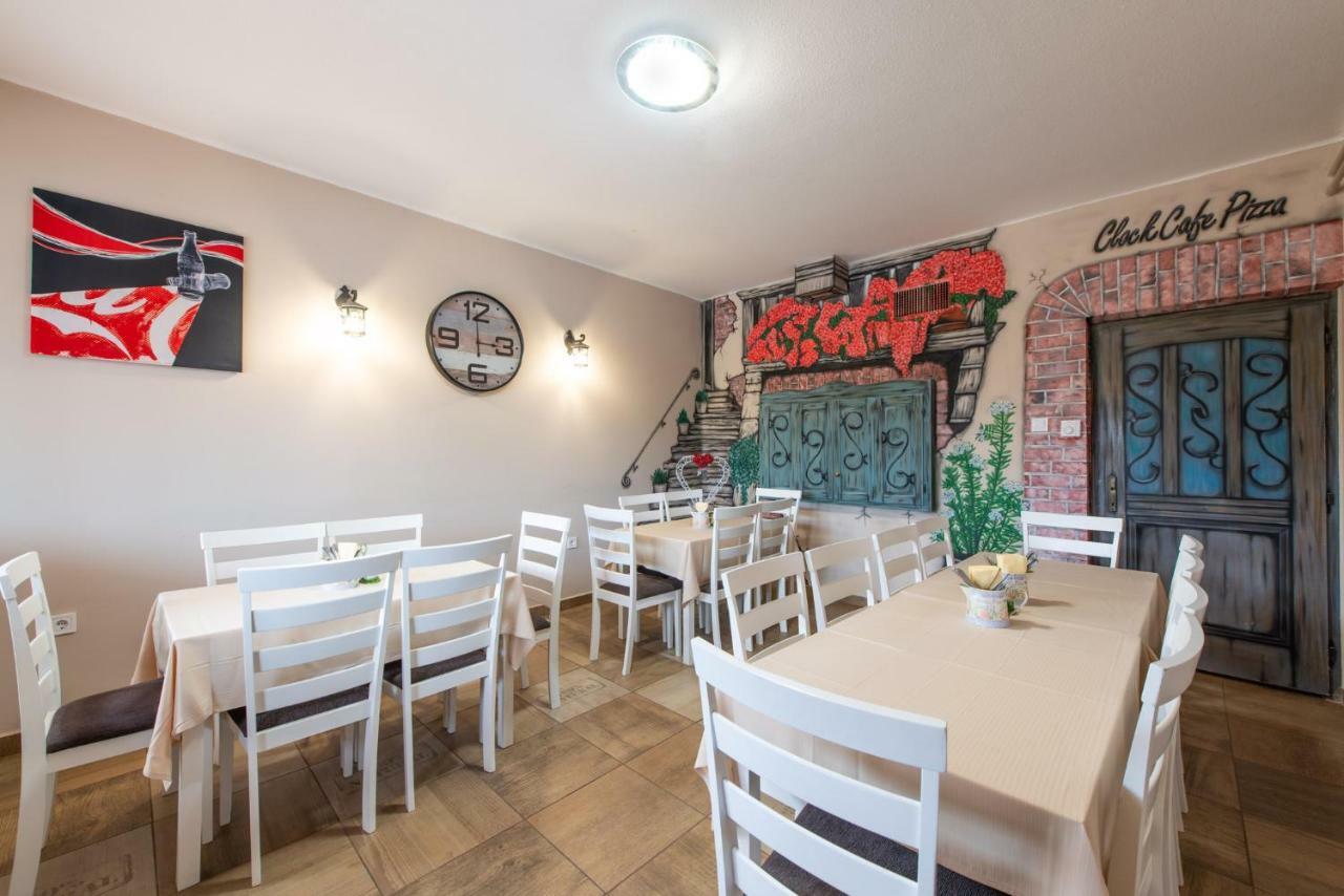 Готель Clock Cafe Pizzeria Es Panzio Гайдусобосло Екстер'єр фото