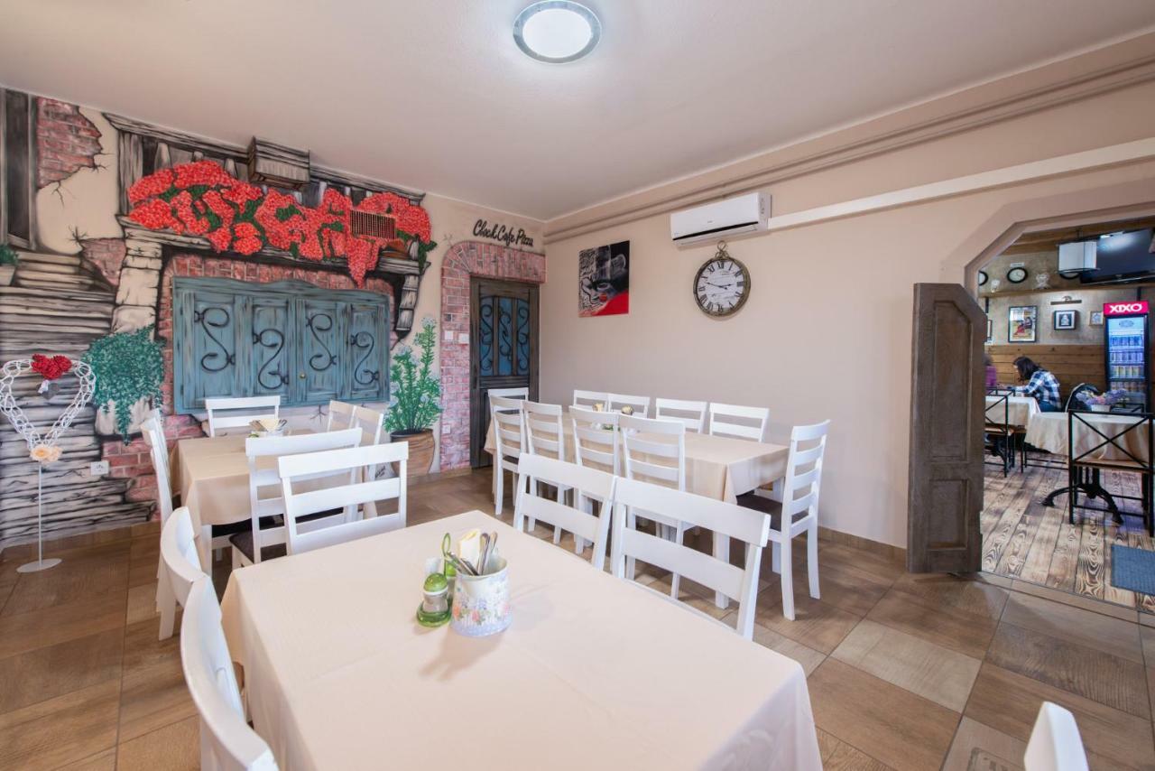 Готель Clock Cafe Pizzeria Es Panzio Гайдусобосло Екстер'єр фото