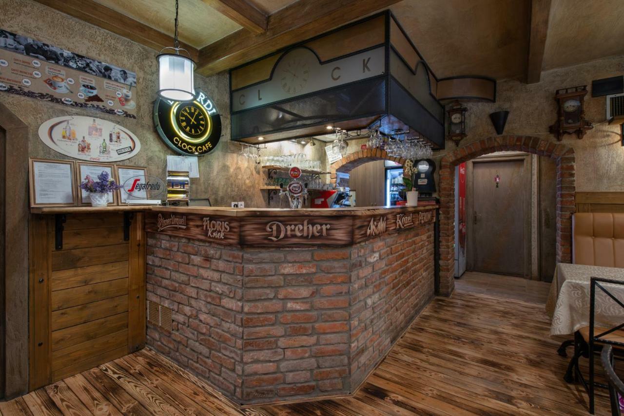 Готель Clock Cafe Pizzeria Es Panzio Гайдусобосло Екстер'єр фото